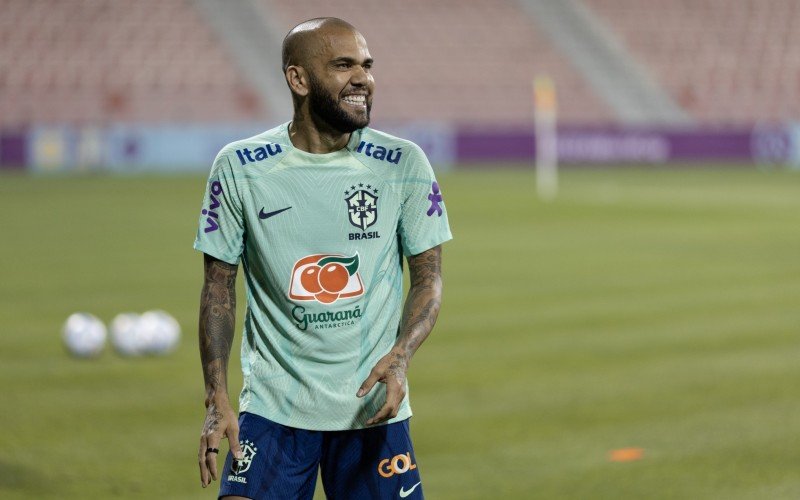 Daniel Alves durante treino da seleção brasileira no Catar