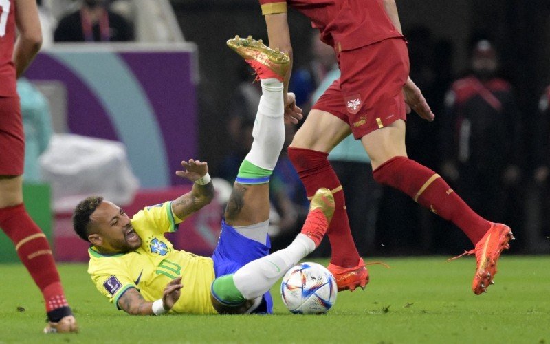 Jogador Da Bola Do Pé Que Guarda a Bola Do Pé No Tornozelo Do Pé