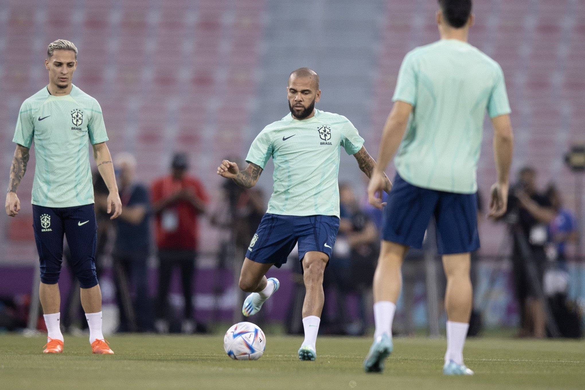 Aos 39 anos, Daniel Alves bate recorde antigo e se torna