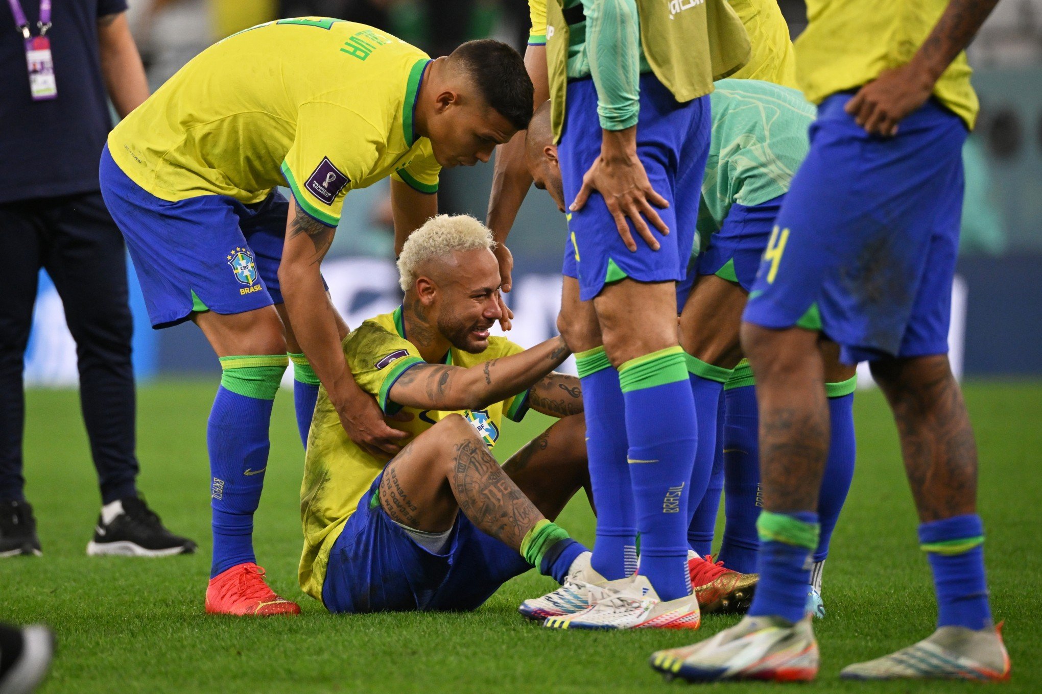 Zagueiro bate pênalti com 'paradinha' proíbida, em jogo decisivo