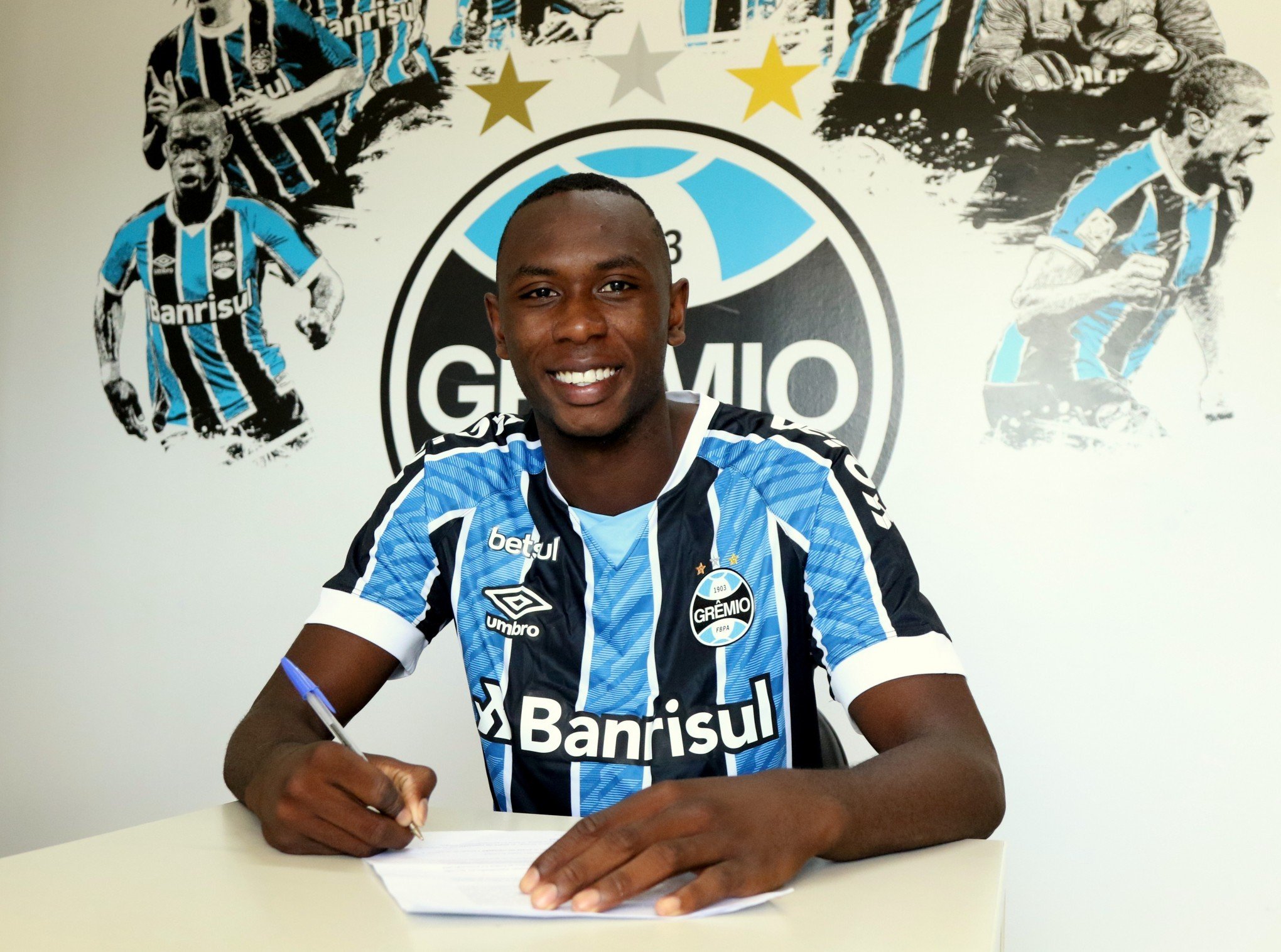 Lateral da base é a novidade entre os relacionados do Grêmio para