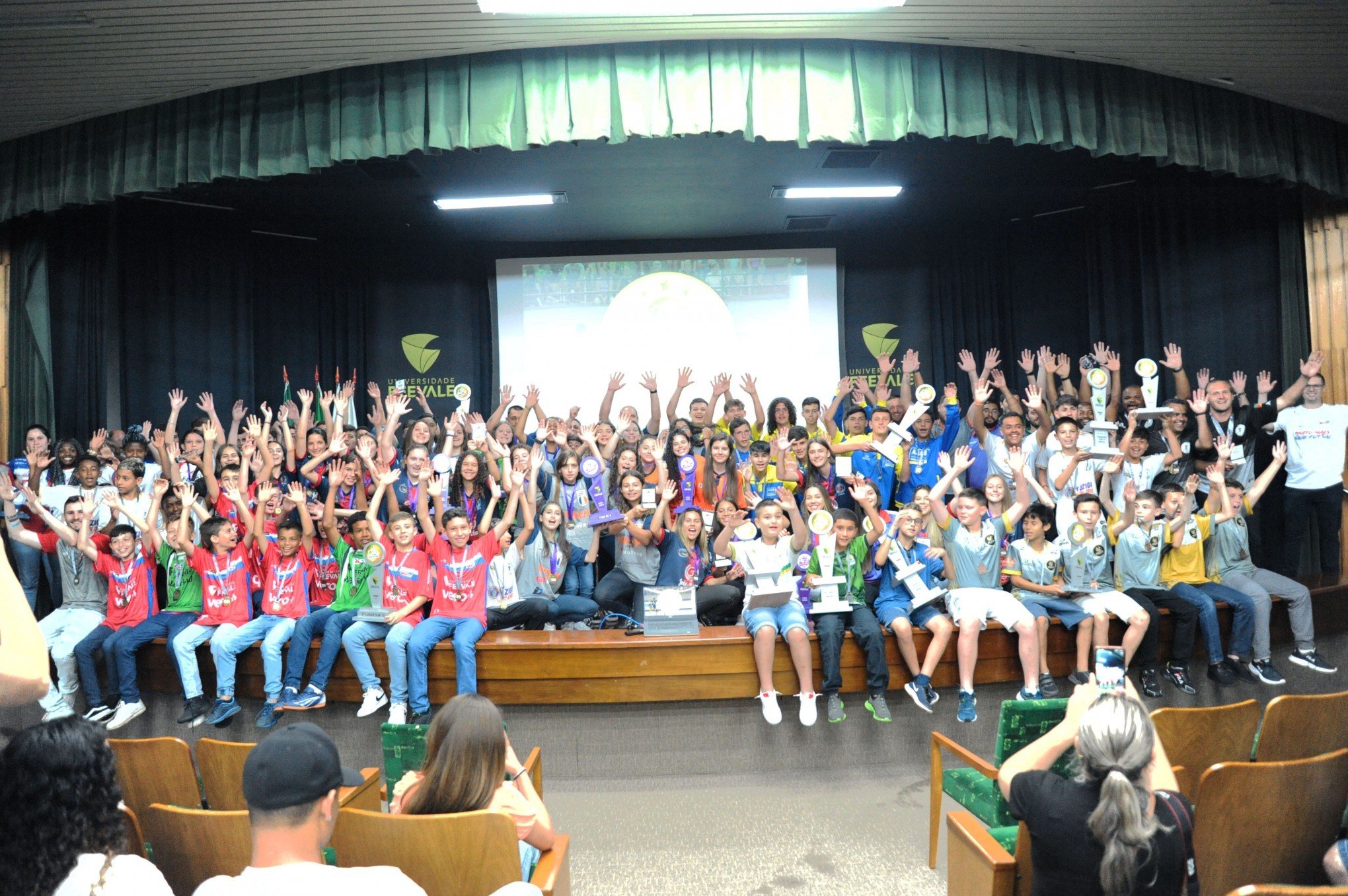 FEEMG - ⚽️🏆#conheçaafeemg Realizados pela FEEMG, os Campeonatos  Metropolitanos Escolares reúnem 280 equipes e cerca de 4.000 alunos-atletas  das escolas filiadas de BH e da Região Metropolitana. Na foto, as equipes do