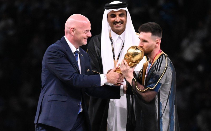 Infantino entrega taça da Copa para Messi | Jornal NH