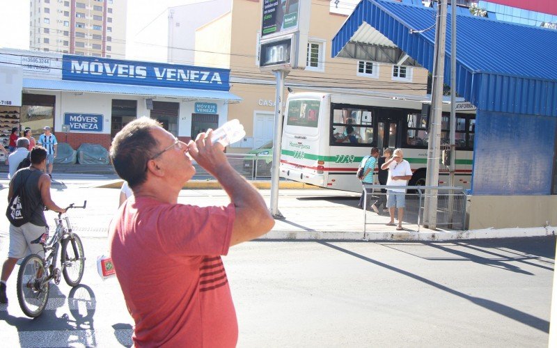 Nataniel Martins, 58 anos, sempre carrega uma garrafa de água para ajudar no calor