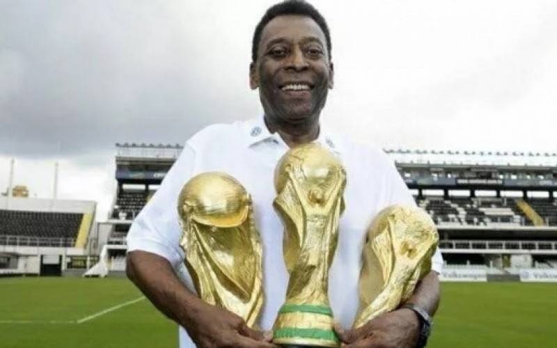 Pel&eacute; &eacute; o &uacute;nico jogador a ter conquistado tr&ecirc;s Copas do Mundo