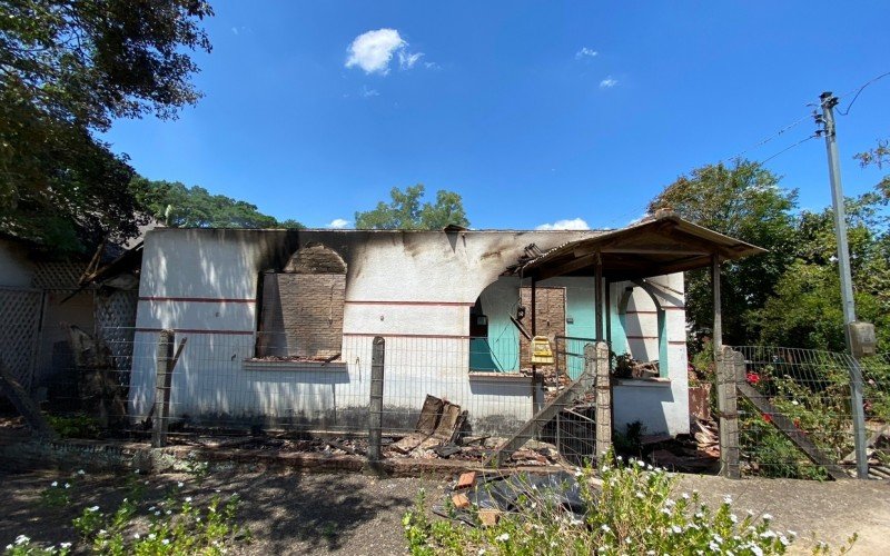 Casa da aposentada foi incendiada por criminosos na madrugada de quinta-feira (29)