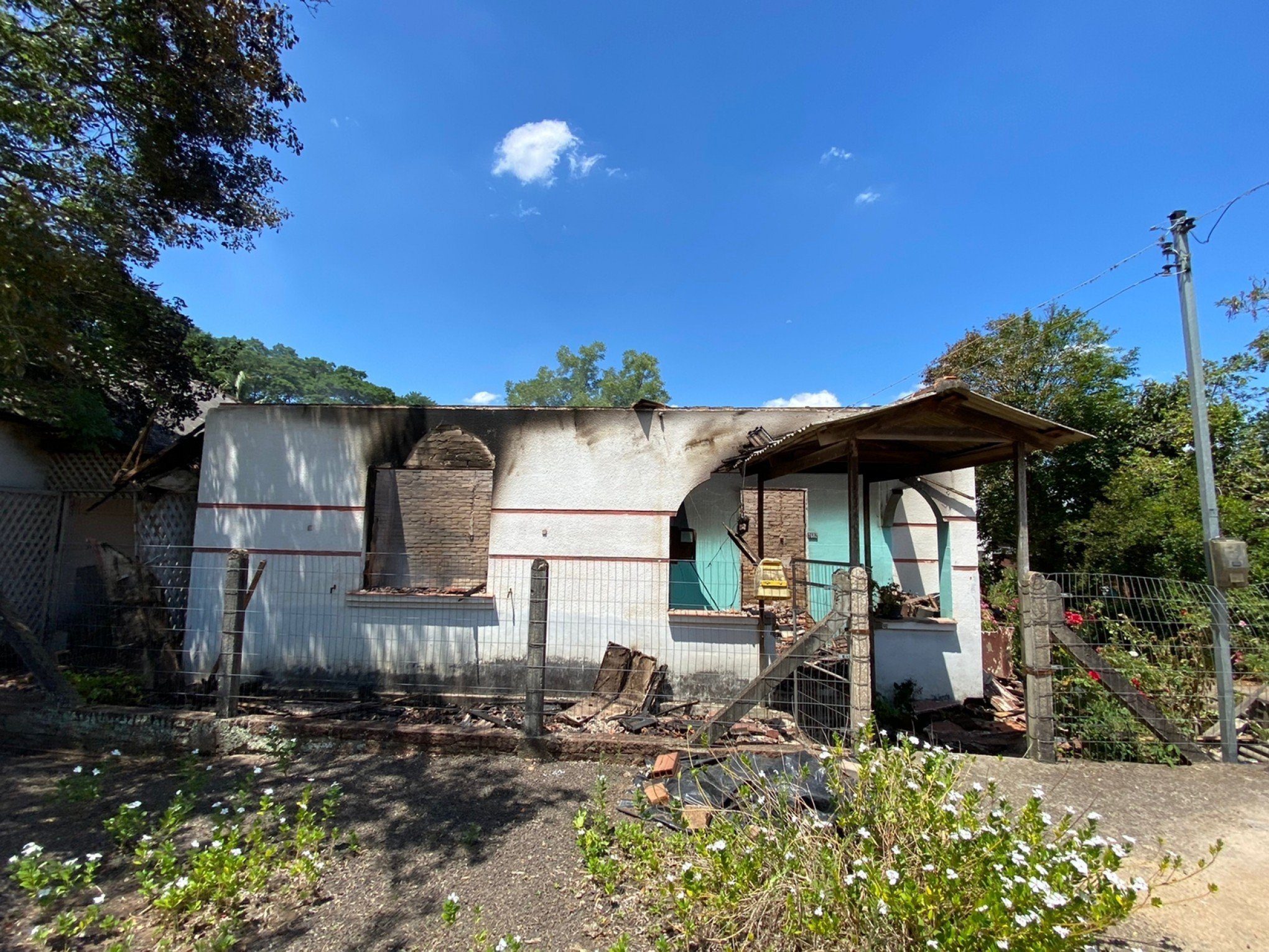 Voluntários seguem mobilização para reconstruir casa de idosa destruída por incêndio criminoso em Portão