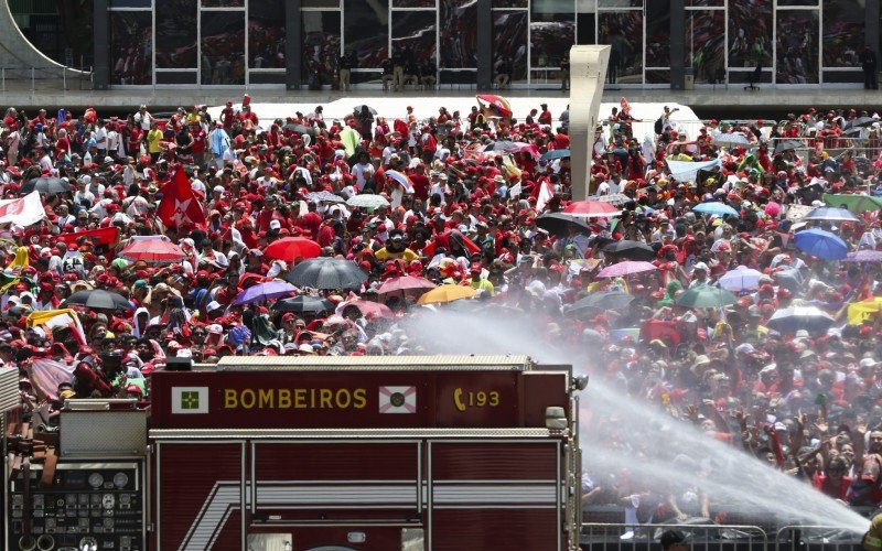 Bombeiros jogam Ã¡gua para aliviar o calor do pÃºblico na posse de Lula