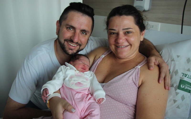 Jonata e Edineia Schons com a filha recÃ©m-nascida, Antonella, que veio ao mundo Ã  0h55 deste domingo