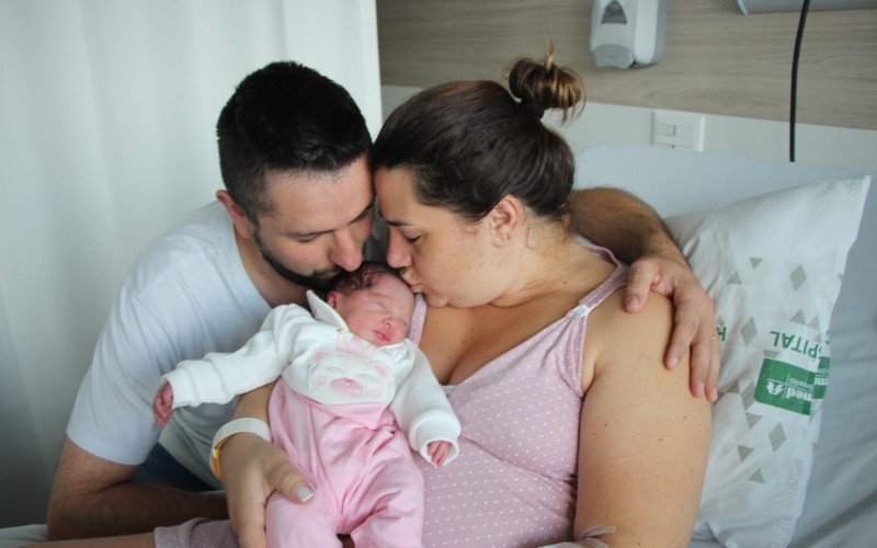 Jonata e Edineia Schons com a filha recém-nascida, Antonella, que veio ao mundo à 0h55 deste domingo