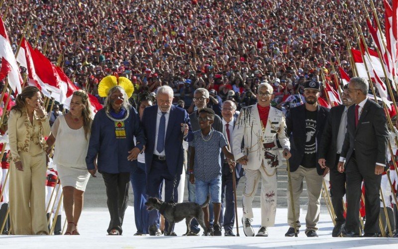 Saiba quem são as pessoas que entregaram a faixa presidencial a Lula