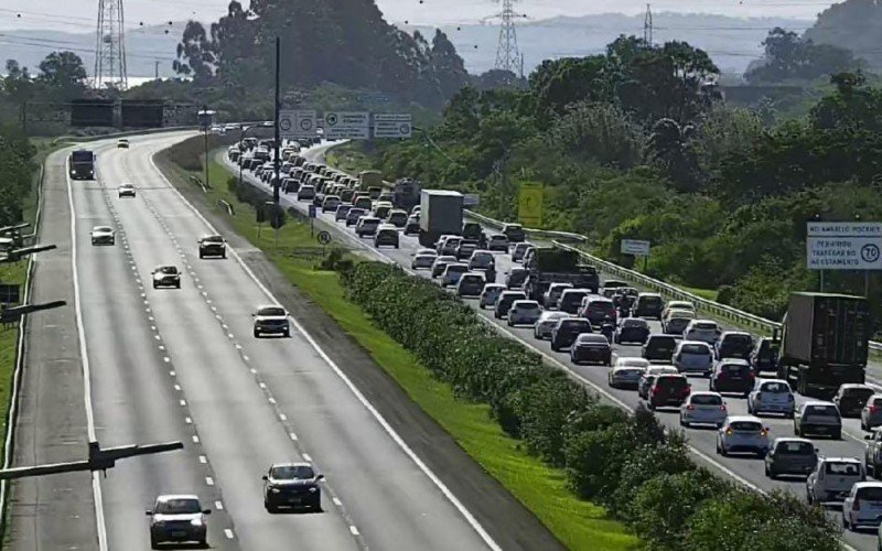 Fluxo de veículos no retorno do litoral gaúcho começa a se intensificar no fim da tarde deste domingo