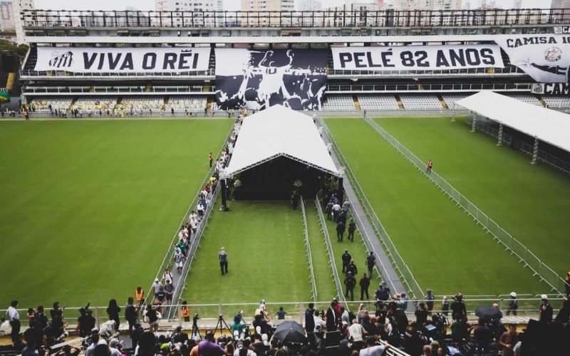 Corpo de Pelé é velado na Vila Belmiro, em Santos 