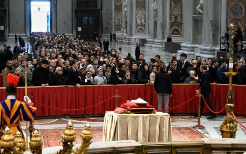 Cerca de 65 mil pessoas já passaram pelo velório do papa emérito Bento XVI