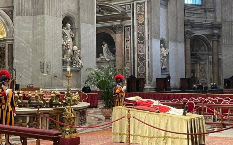 Fiéis prestam homenagem ao papa emérito na Basílica de São Pedro
