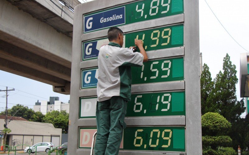 Preço da gasolina volta a custar menos de R$ 5 em postos de Novo Hamburgo