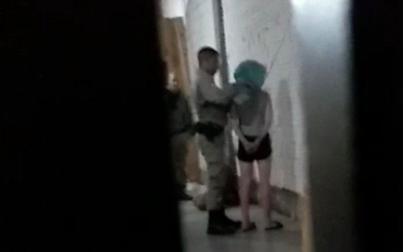 Flagrante no São José mostra policial militar cobrir cabeça de mulher com sacola plástica