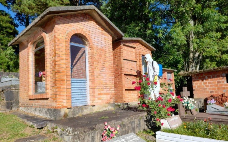 Vigilância Ambiental de Gramado aplicou inseticida nos cemitérios