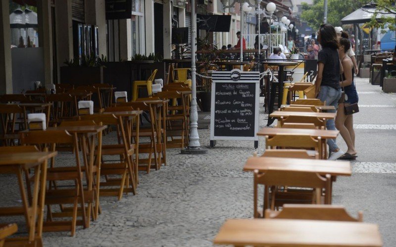 Governo do RS prorroga medida que beneficia bares e restaurantes