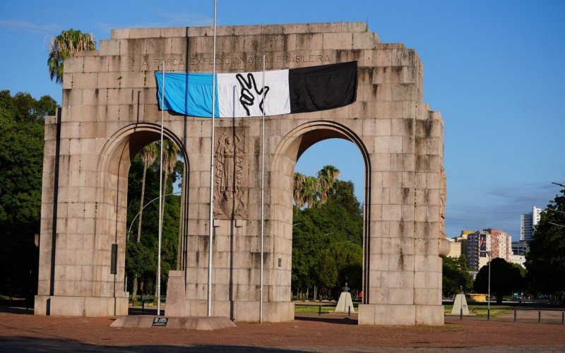 Grêmio espalha faixas em homenagem a Suárez em diferentes pontos da capital