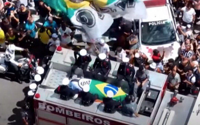 Cortejo com corpo de Pelé passa em frente à casa da mãe do Rei e emociona fãs