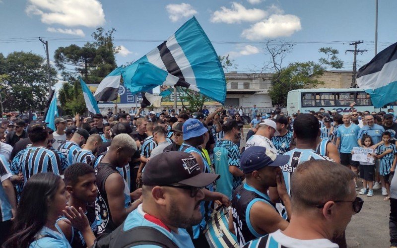 Torcedores concentrados para receber o atacante Luis SuÃ¡rez