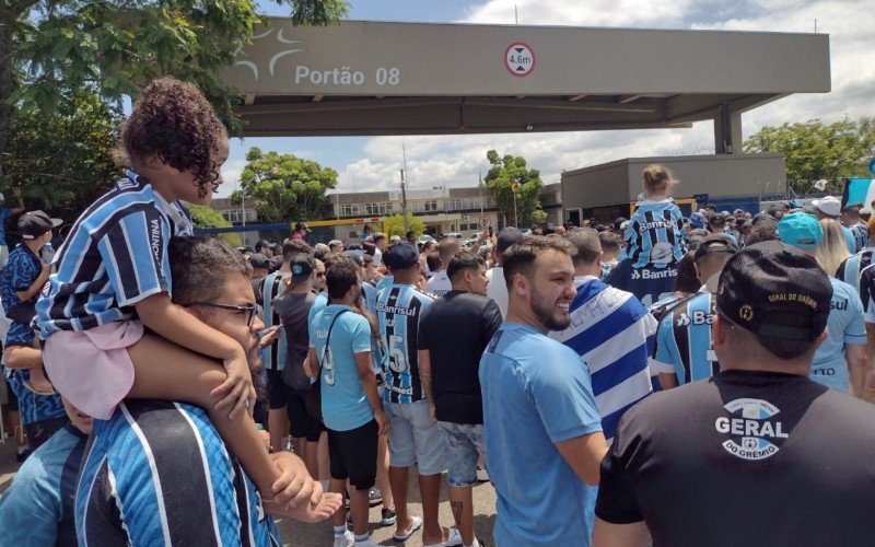 RecepÃ§Ã£o calorosa ao atacante uruguaio SuÃ¡rez em Porto Alegre