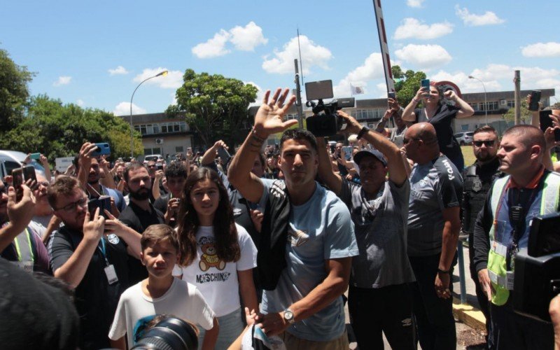 Suárez chega a Porto Alegre e é recebido com festa por torcedores