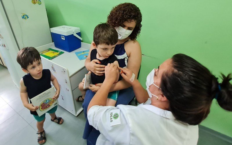 Vacinação infantil sendo realizada em São Leopoldo