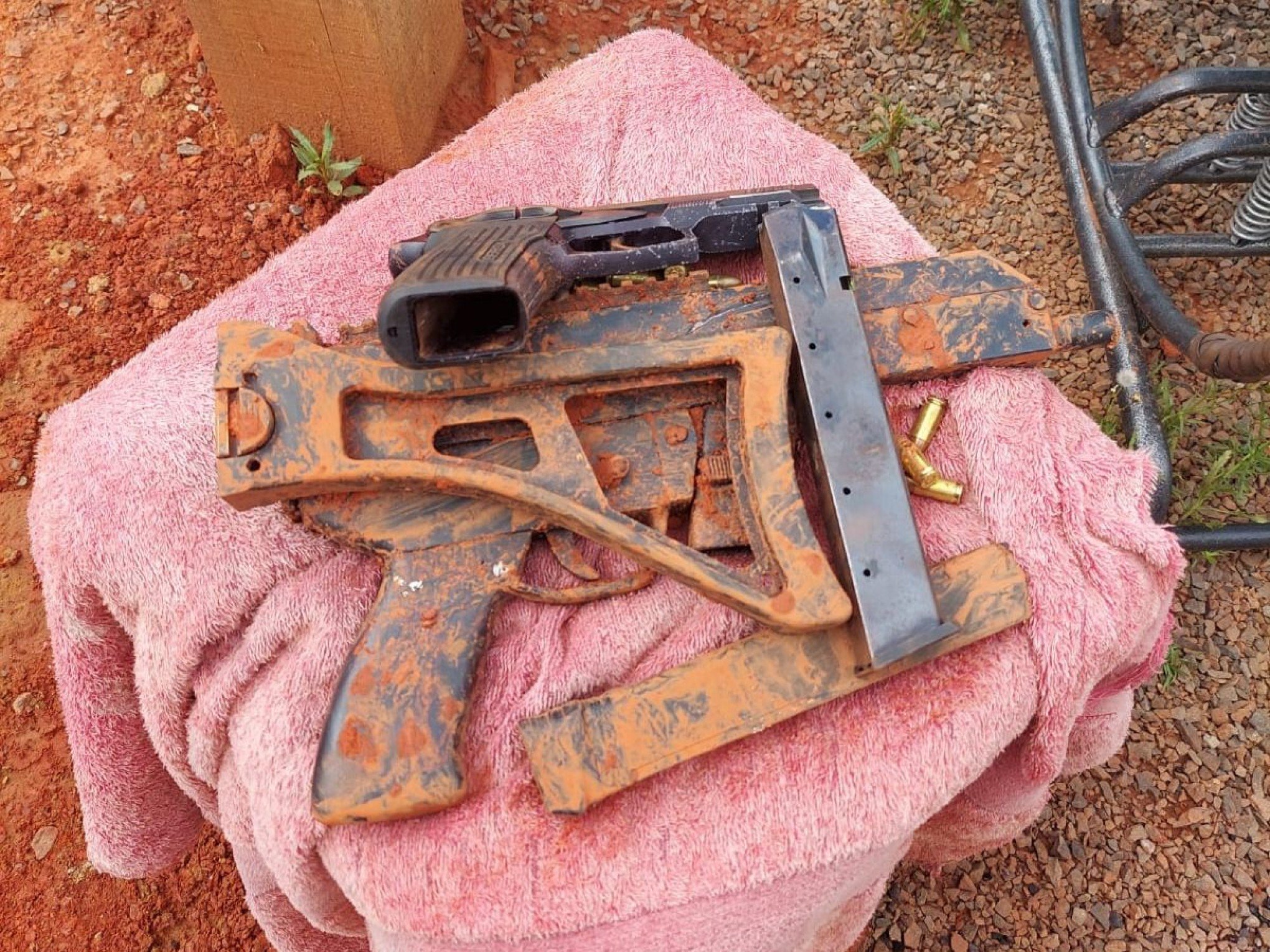 Submetralhadora, armas e munições são encontradas enterradas em residência em Cachoeirinha