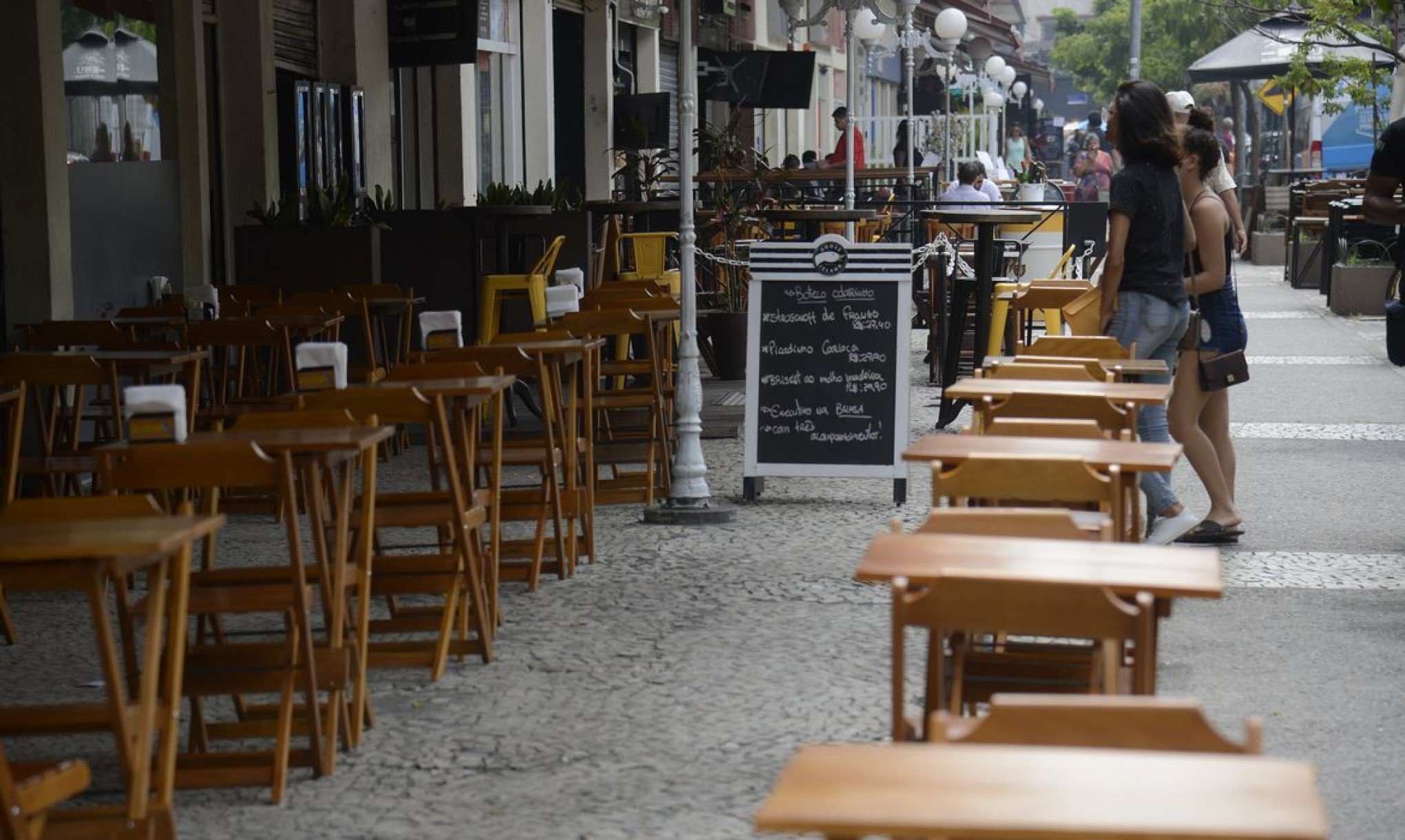 Governo prorroga medida que beneficia bares e restaurantes