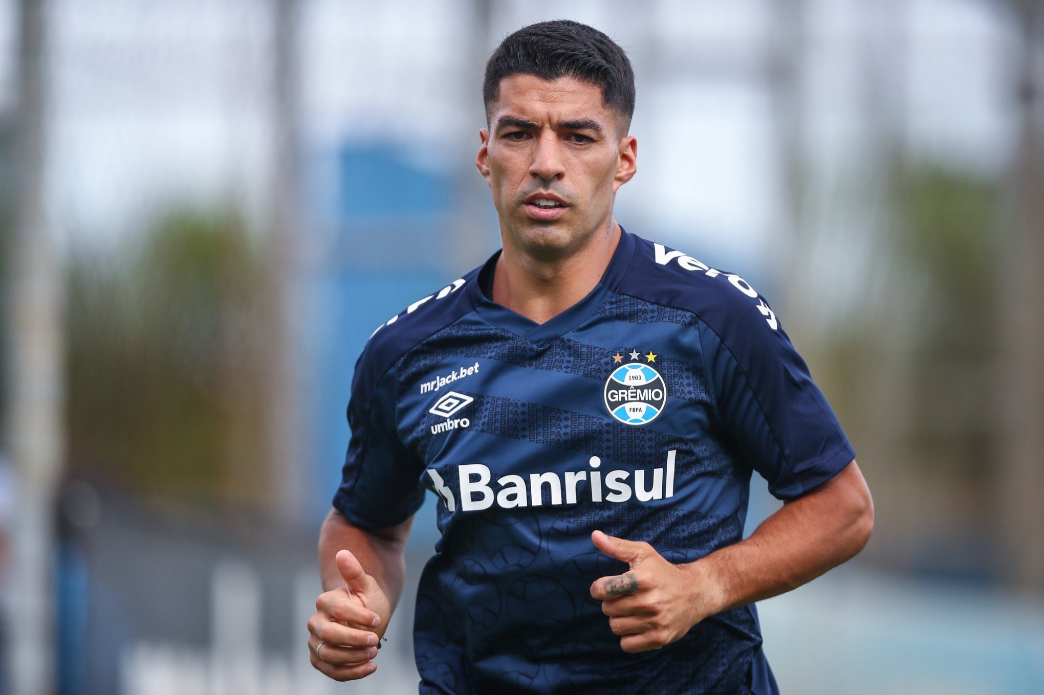 Atacante Suárez chega e já treina pelo Grêmio