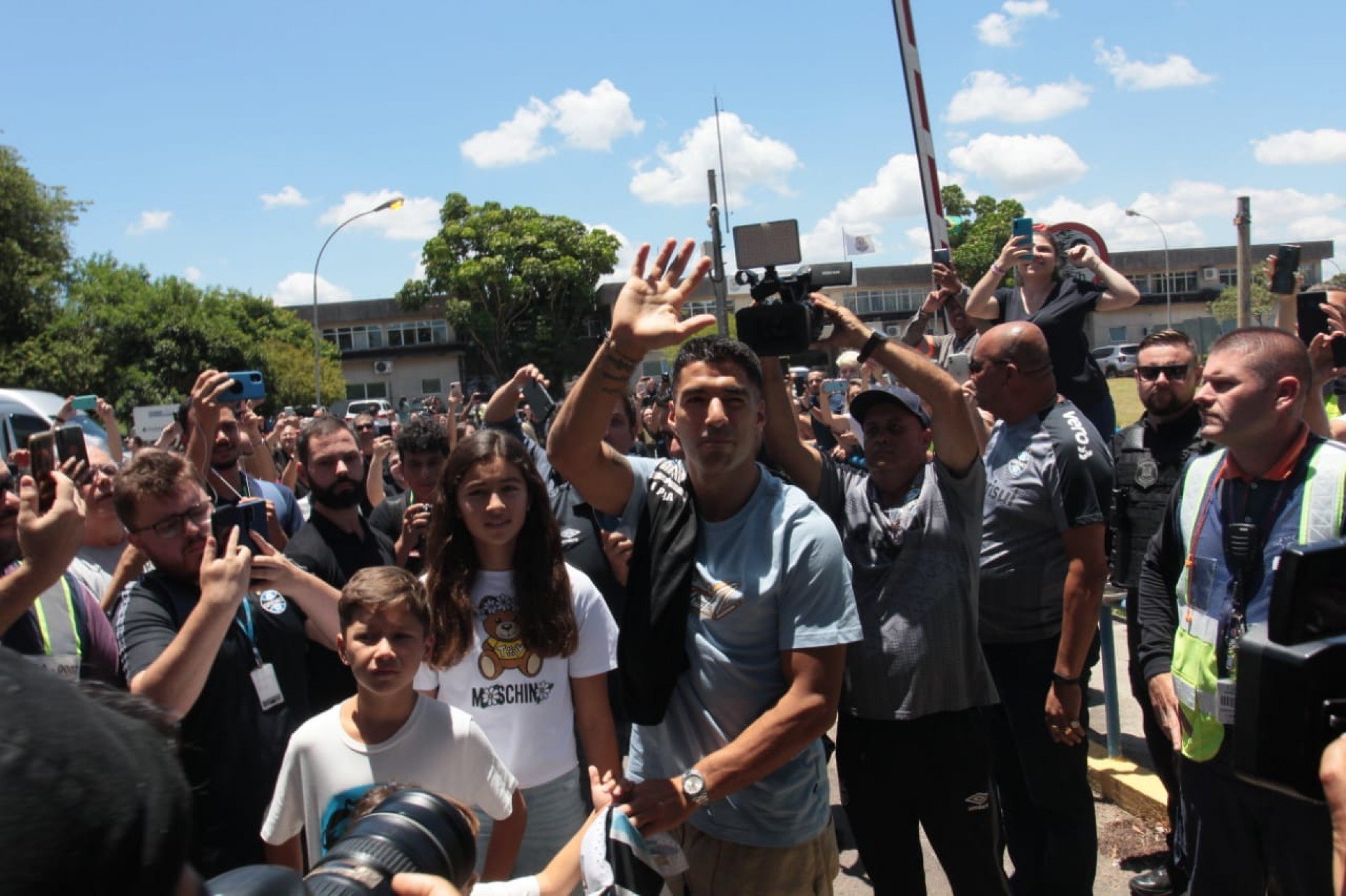 Suárez chega a Porto Alegre e é recebido com festa por torcedores