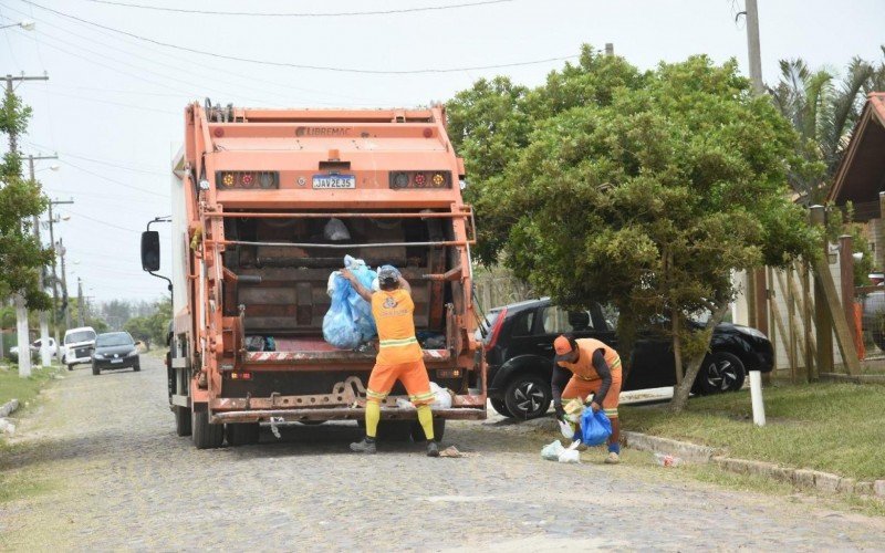 Imbé costuma ter coleta de lixo diariamente na alta temporada