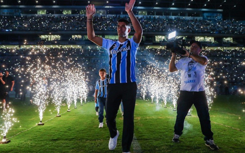 Luis Suárez pisou no gramado da Arena pela primeira vez 