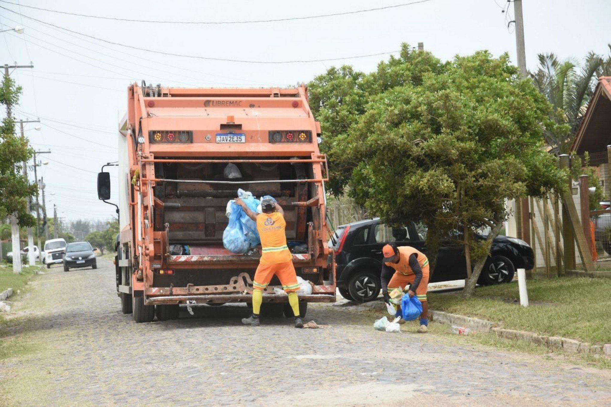 Falta de trabalhadores deixa bairros de Imbé sem coleta de lixo