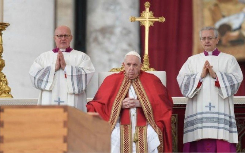 Papa Francisco destaca 'sabedoria e dedicação' de Bento XVI durante funeral