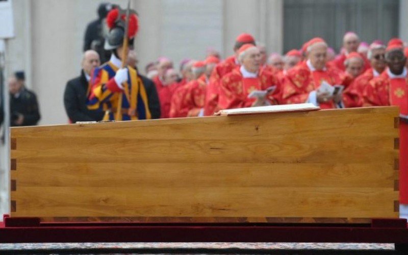 Papa Francisco destaca 'sabedoria e dedicação' de Bento XVI durante funeral