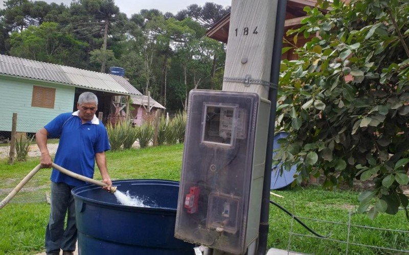 Caminhões-tanque abastecem famílias em Canela