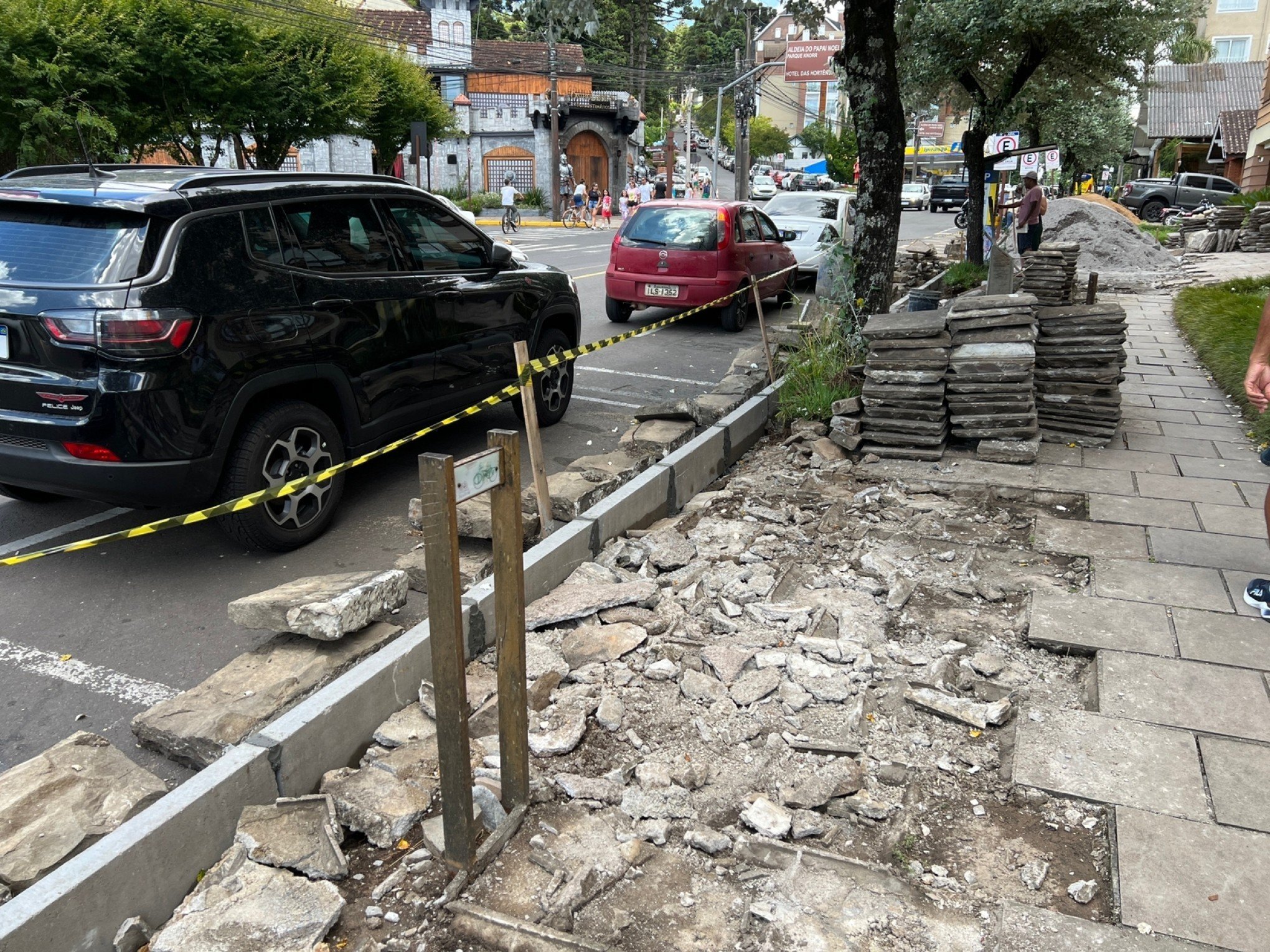Calçadas da Avenida das Hortênsias são reformadas em Gramado