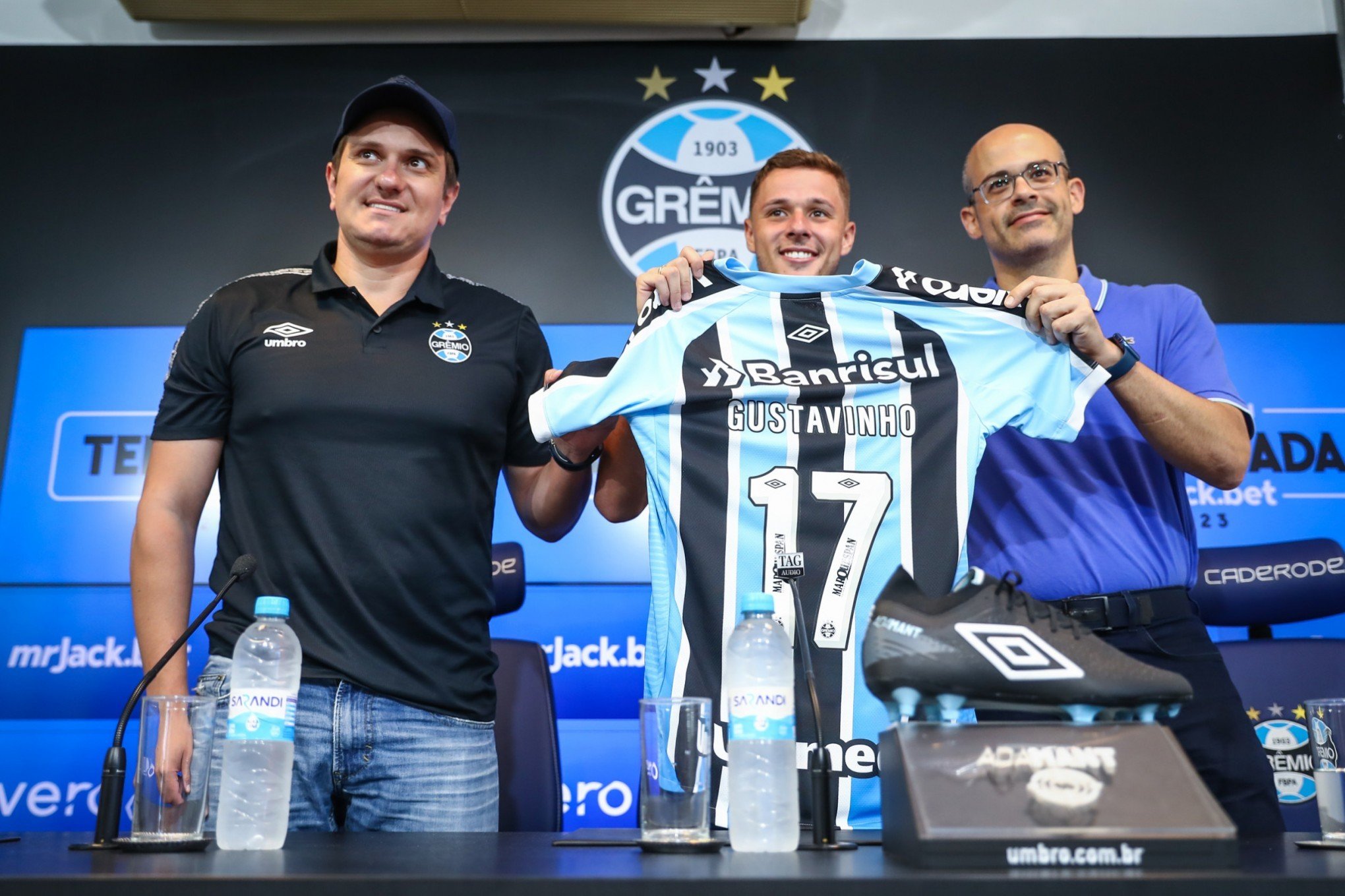 Meia Gustavinho, 21, é apresentado pelo Grêmio