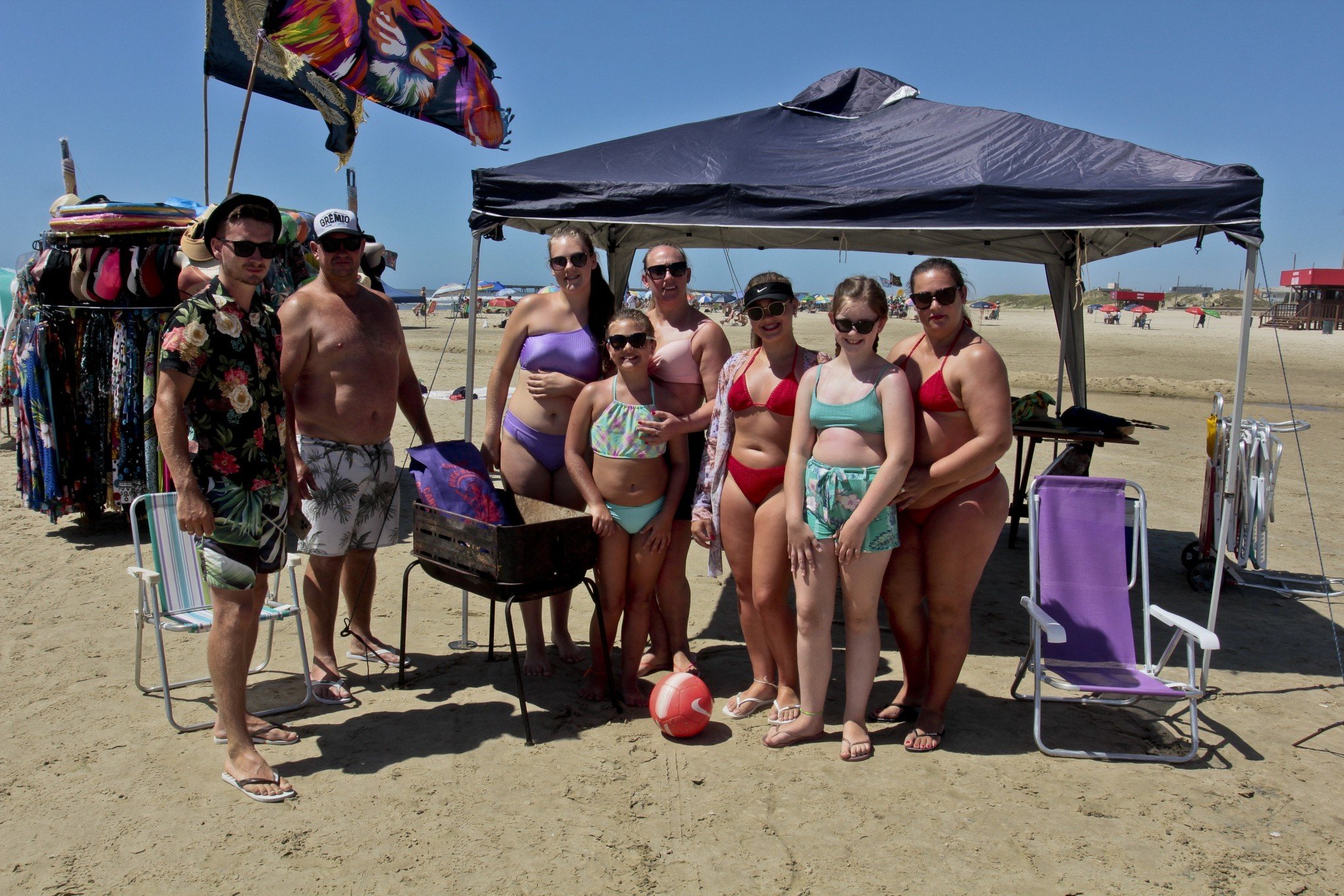 De sanduíche a churrasco: famílias garantem almoço e passam o dia todo na areia