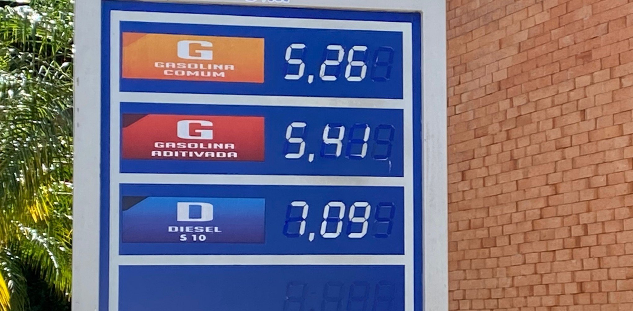 Após passar dos R$ 6, preço da gasolina volta a baixar nos postos de Gramado