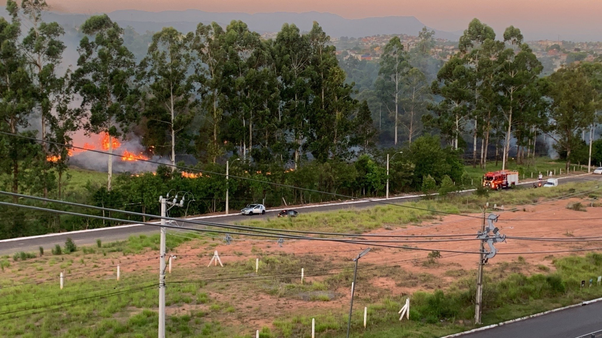 Incêndio em vegetação assusta moradores do bairro Canudos