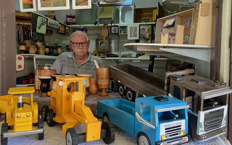 De cortador de repolho a carrinho de lomba: artesão de Dois Irmãos confecciona itens em madeira