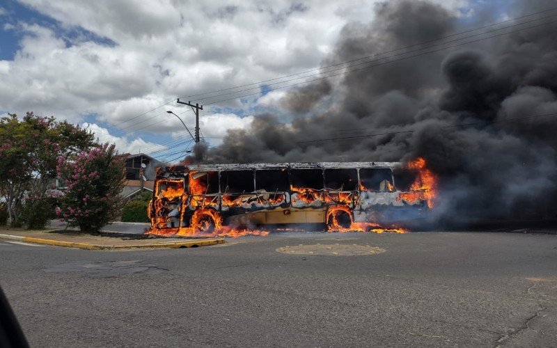 Ônibus pega fogo em São Leopoldo