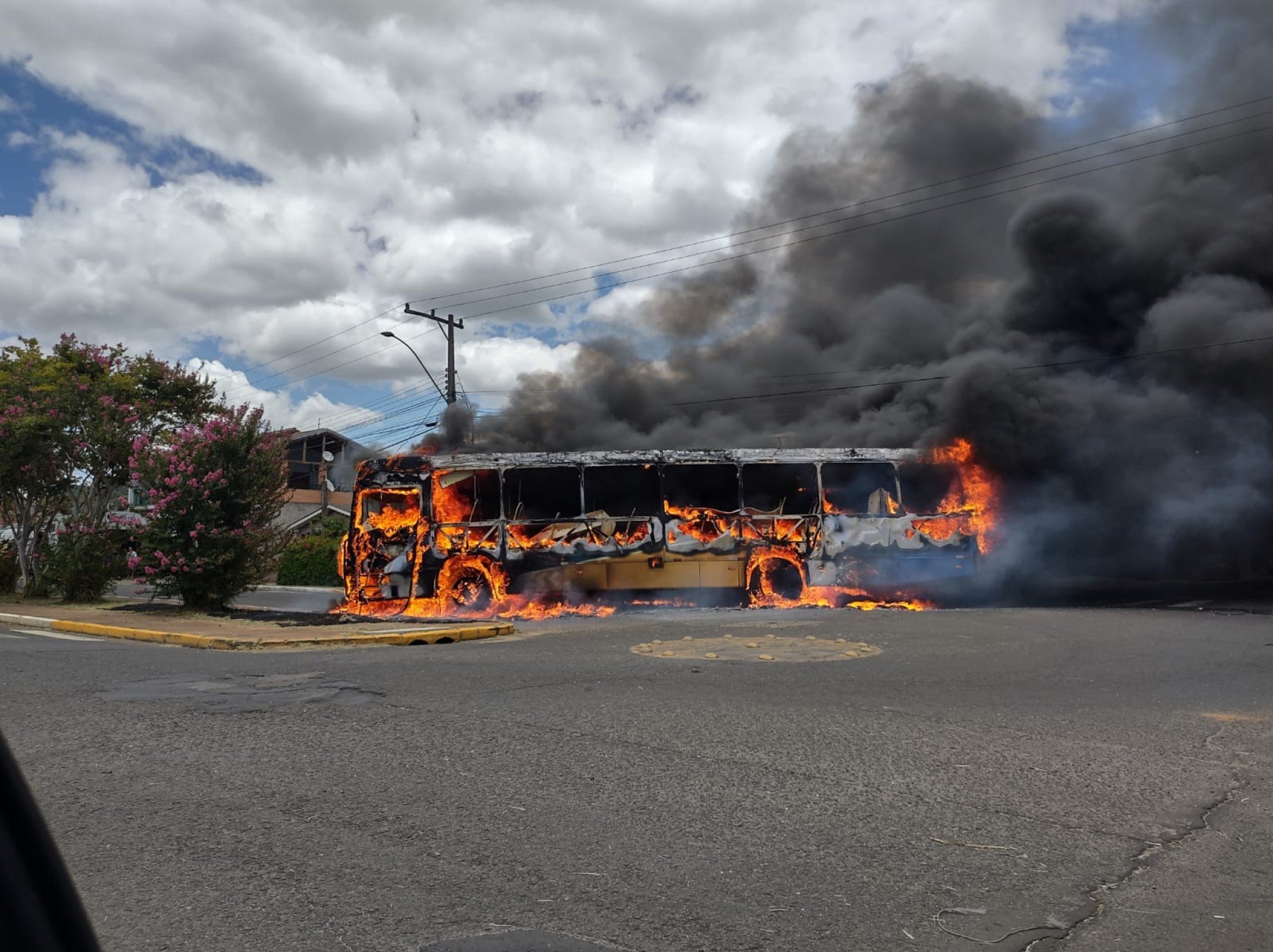 Ônibus pega fogo em avenida de São Leopoldo