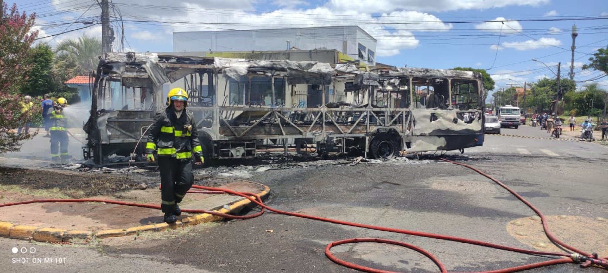 Prefeitura cobra laudo e explicação sobre incêndio em ônibus em São Leopoldo