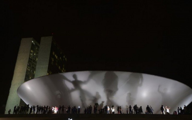 Sombras dos manifestantes nas cúpulas do Congresso