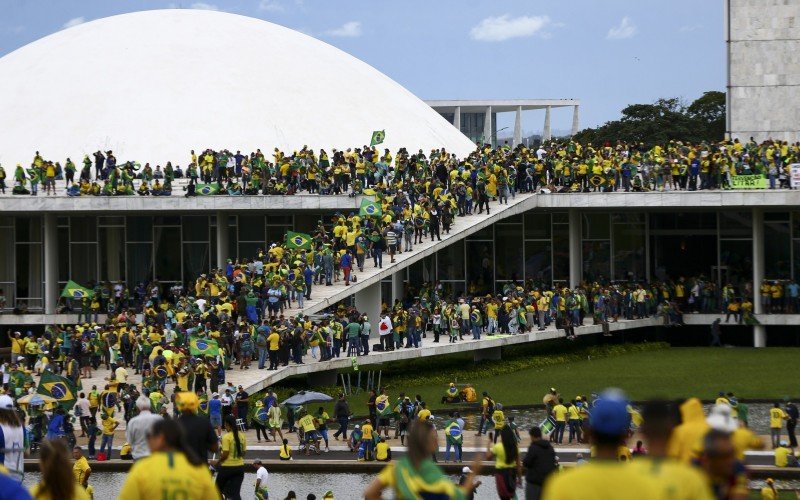 Manifestantes invadem Congresso, STF e Palácio do Planalto. | abc+